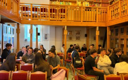 Megérkezett iskolánkba a spanyol diákküldöttség Jara Maraver Cumplido vezetésével – La delegación de estudiantes españoles encabezada por Jara Maraver Cumplido llegó a nuestra escuela.